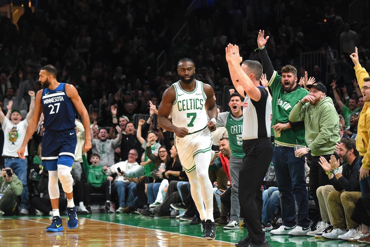 VIDEO: Jaylen Brown piatimi trojkami naštartoval Boston