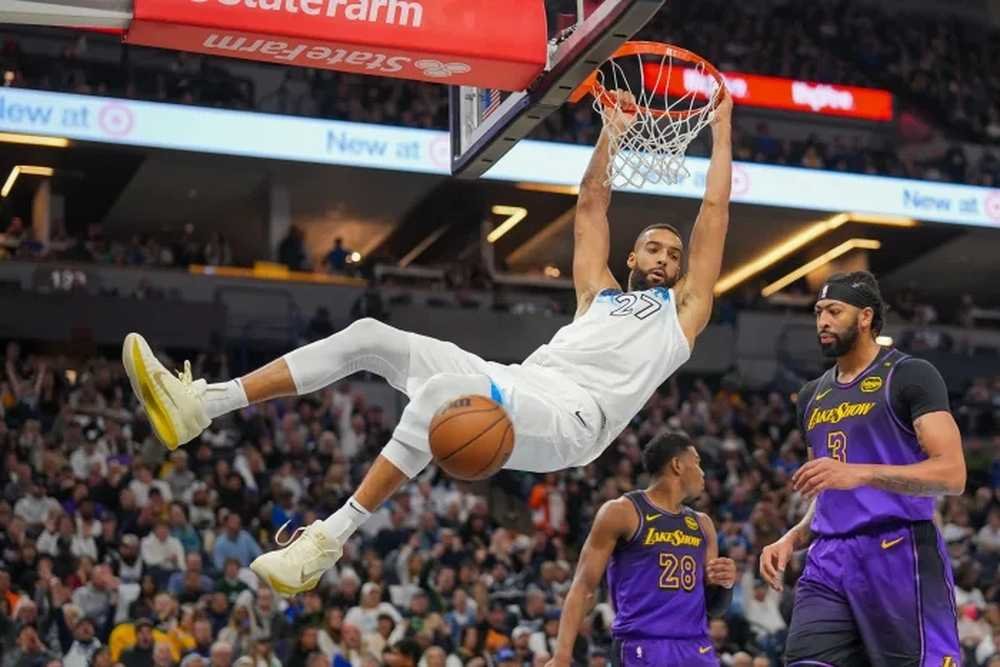 VIDEO: Minnesota deklasovala Lakers, LeBron dal len 10 bodov