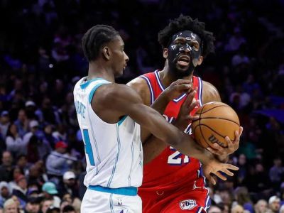 VIDEO: Embiid sa vrátil zamaskovaný a nastrieľal 34 bodov