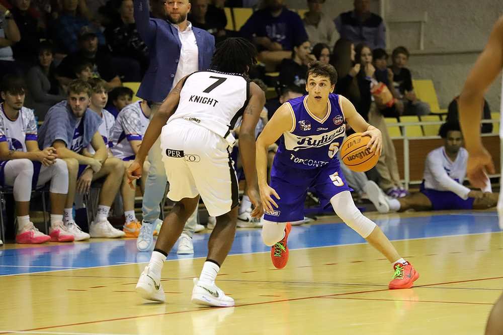 Dylan Frye mal našliapnuté, aby atakoval strelecký rekord najvyššej súťaže basketbalistov