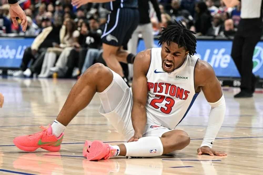 VIDEO: Pistons ťahal za výhrou Ivey, no halu opúšťal na nosidlách