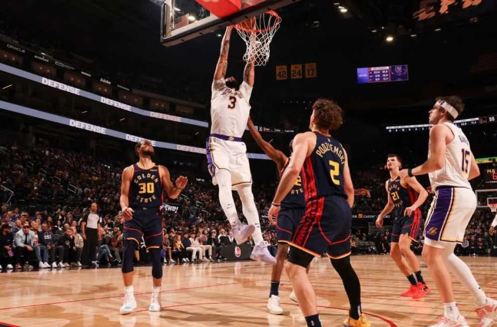 VIDEO: Anthony Davis potiahol Lakers za výhrou na pôde Warriors
