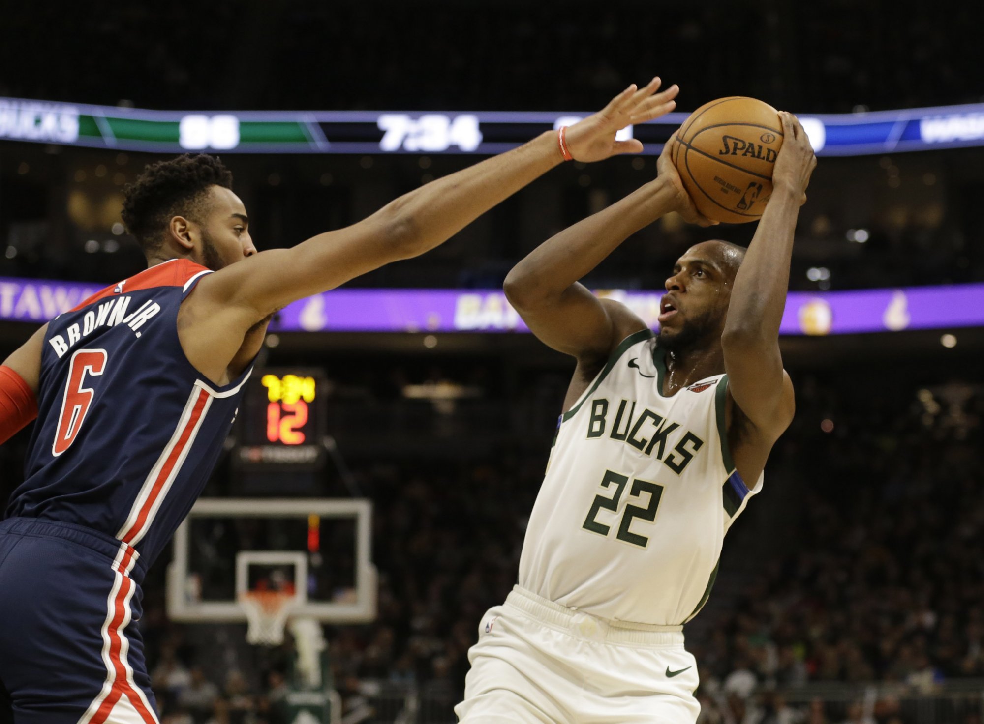 Khris Middleton z Milwaukee do Washingtonu, opačne Kyle Kuzma