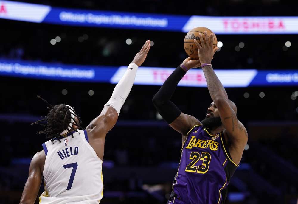 VIDEO: LeBron sa opäť porovnáva s MJ-om, dosiahol 42 bodov po 40-ke