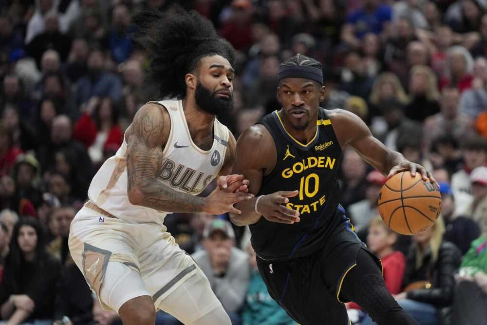 VIDEO: Golden State prehrávalo pri debute Butlera o 21 bodov, predviedlo však úžasný obrat