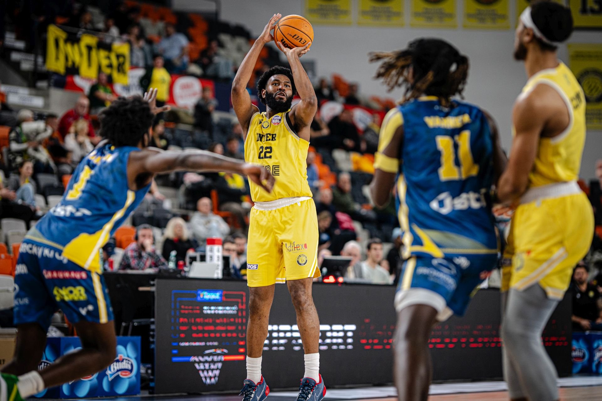 Inter zvládol prvú prekážku. Szabó sa zvíjal v bolestiach a vravel: Česi hrajú basketbal inak