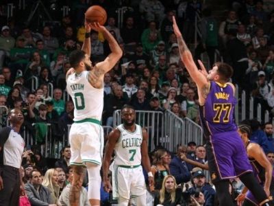 VIDEO: Celtics zarazili víťaznú šnúru Lakers, LeBron James je zranený