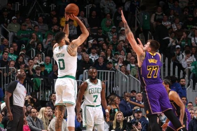 VIDEO: Celtics zarazili víťaznú šnúru Lakers, LeBron James je zranený