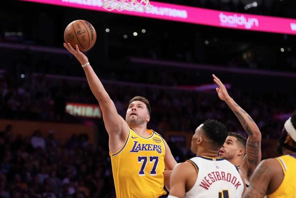 VIDEO: Luka Dončič vybavil výhru nad Denverom bez Jokiča po troch štvrtinách