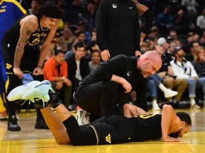 Steph Curry v noci opustil palubovku po škaredom faule