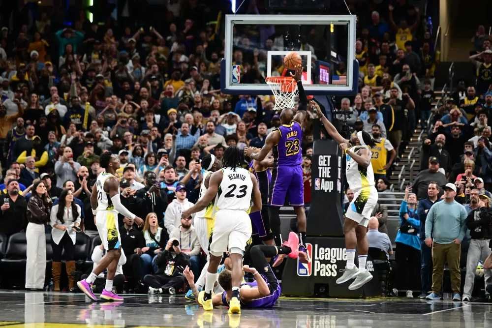 VIDEO: LeBron dopichol loptu do koša spolu s klaksónom a Lakers vyhrali