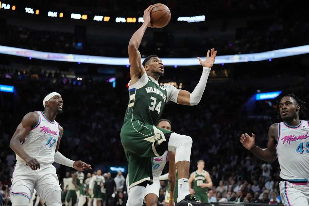 VIDEO: Bucks potvrdili play-off, Giannis dosiahol triple-double a Heat padli v predĺžení