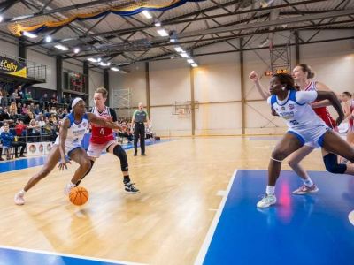 FOTO/VIDEO: Medailové série začali jednoznačnými výhrami domácich, UMB so Slovanom si dajú rozhodujúci duel, CBK celkovo siedme