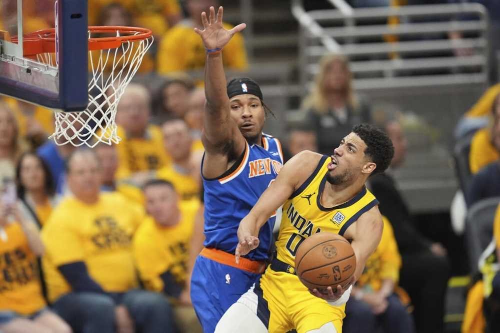 VIDEO/Play-Off NBA: Haliburtnov triple-double dostal Knicks na pokraj vyradenia