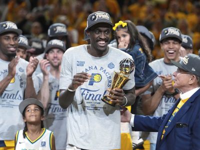 Mal sa stať kňazom, basketbal začal hrať až v 15, vyhral NBA a teraz je MVP finalistu