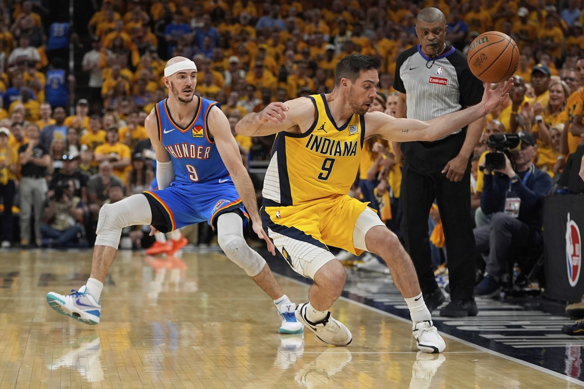Je malý, nie je rýchly, nikdy ho nedraftovali, aj tak spravil rekord finále NBA