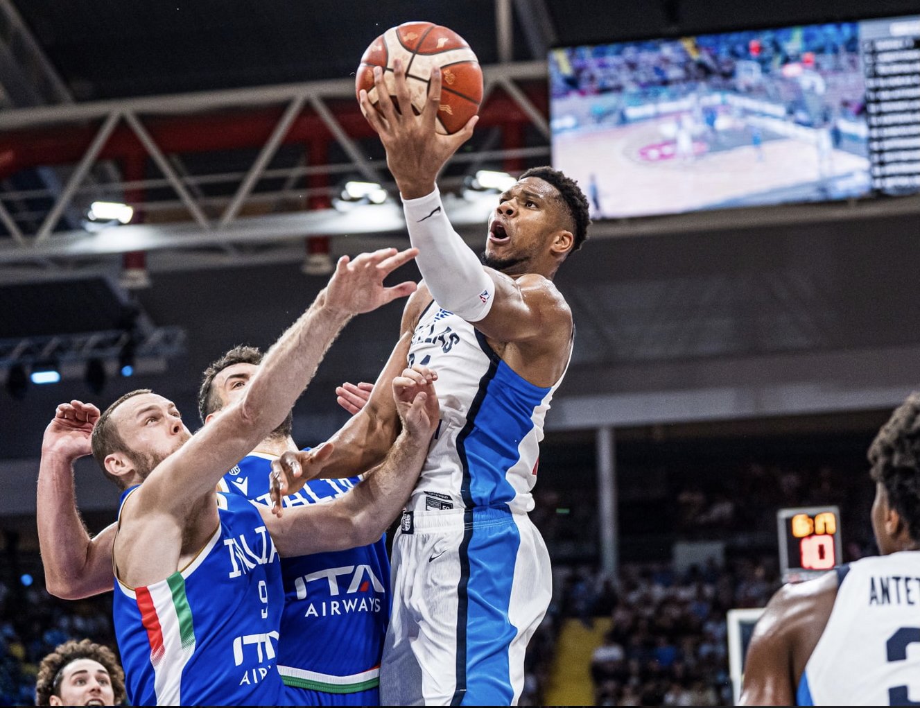 VIDEO: Giannis skolil 31 bodmi Talianov, Slovincom nestačilo ani 34 bodov Dončiča