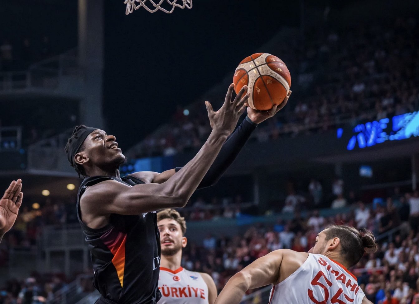 S basketbalom začínal až v 14, do NBA ho draftovali po pár zápasoch, teraz je hrdinom nových majstrov Európy
