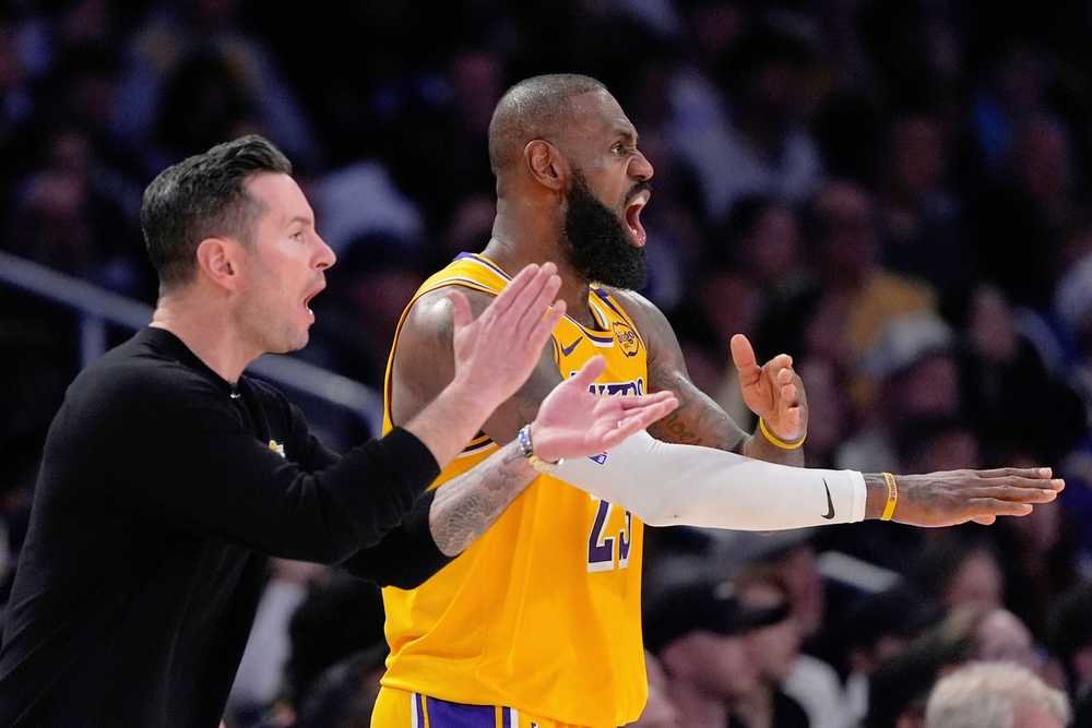 LeBron nestíha začiatok sezóny, dráma okolo neho pokračuje, tréner Lakers nazval novinárov idiotmi