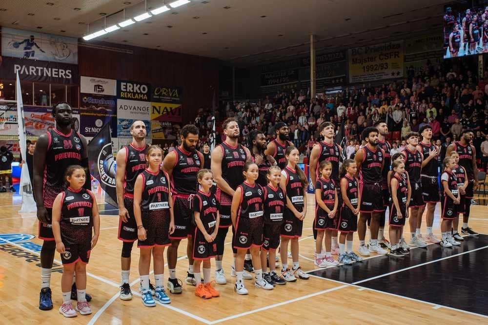 BC Prievidza sa zapojil do Ružového októbra, spustila dražbu dresov na podporu OZ Amazonky