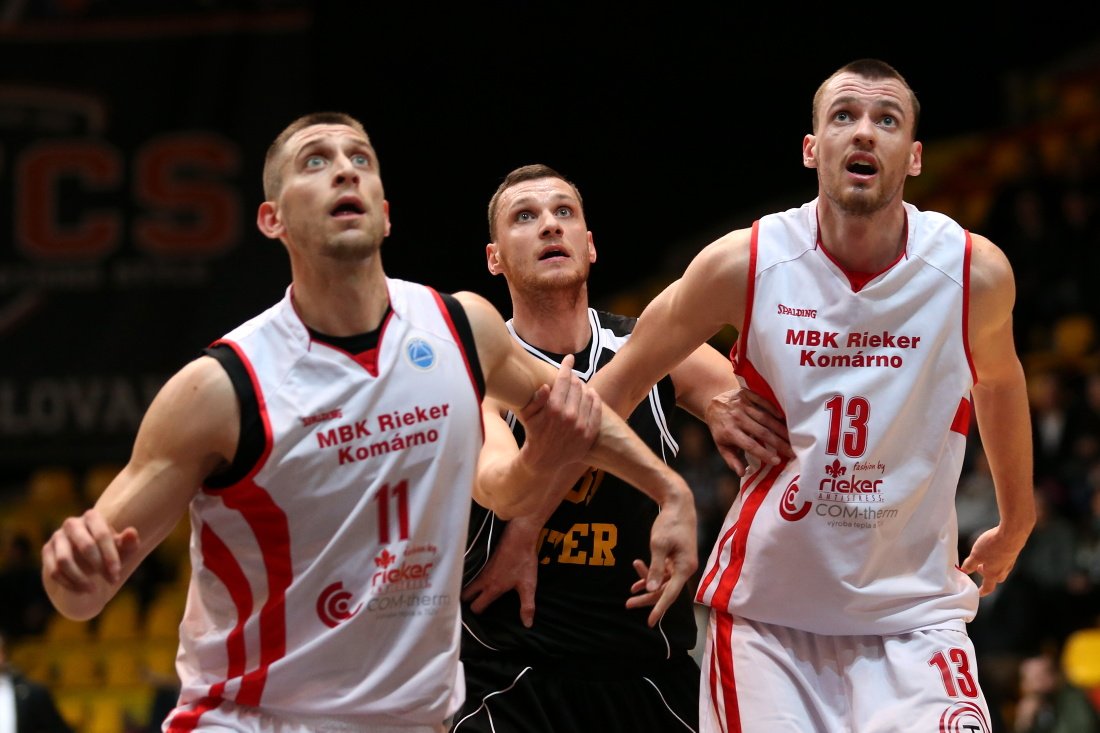 BK Inter Bratislava vs. MBK Rieker Com-therm Komárno, Mrviš (31) vs. Bilič (11) a Kuffa (13) (Foto: Vladimír Dorňák)