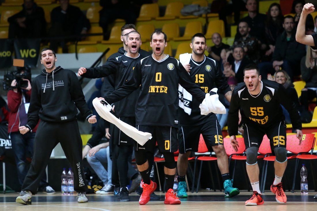 BK Inter Bratislava vs. MBK Rieker Com-therm Komárno, lavička Interu (Foto: Vladimír Dorňák)