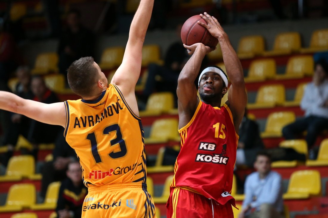 KB Košice vs. BK Iskra Svit, White (15) vs. Avramovič (13) (Foto: Vladimír Dorňák)