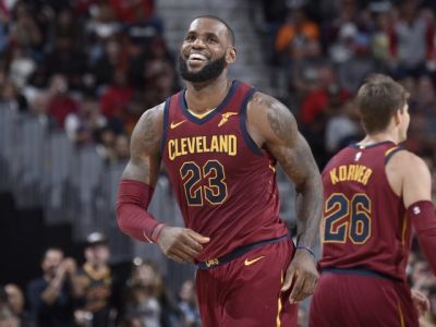 LeBron James priviedol Cleveland k víťazstvu z pozície stredného rozohrávača