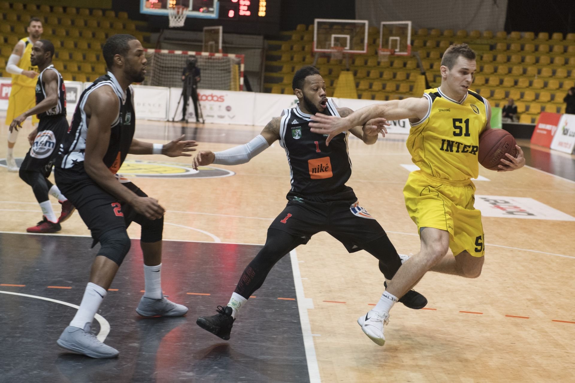 BK Inter Bratislava vs. BC Prievidza, Grznár (51) vs. Glasgow (1) (Foto: TASR)