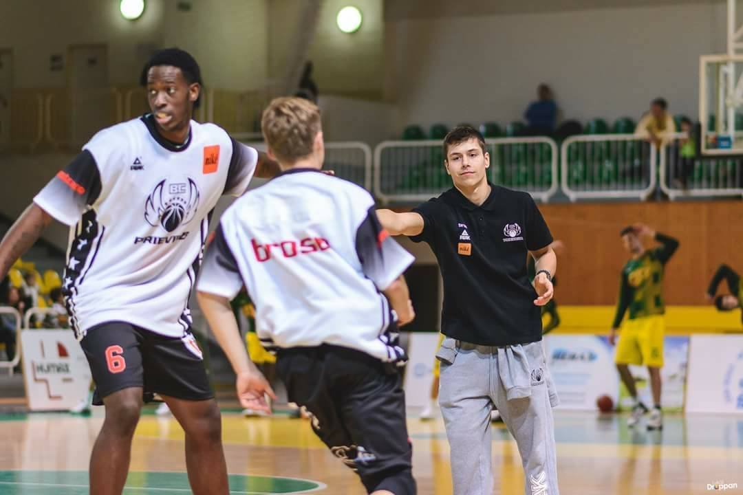 Návrat do Prievidze v znamení zármutku. Pipíška odohral 6 minút a stoplo ho poranené koleno