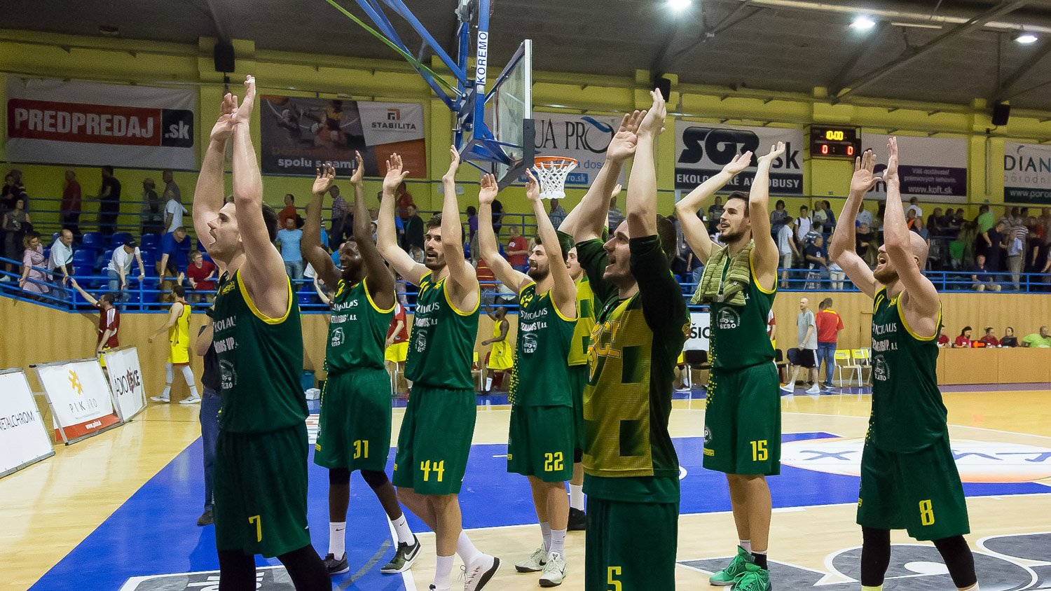 KB Košice vs. BK Levickí Patrioti, poďakovanie Patriotov ich fanúšikom (Foto: Jäzva)