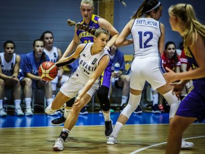 Mladé Slovenky dosiahli na ME prvú výhru, skvelá Kováčiková siahala na triple-double