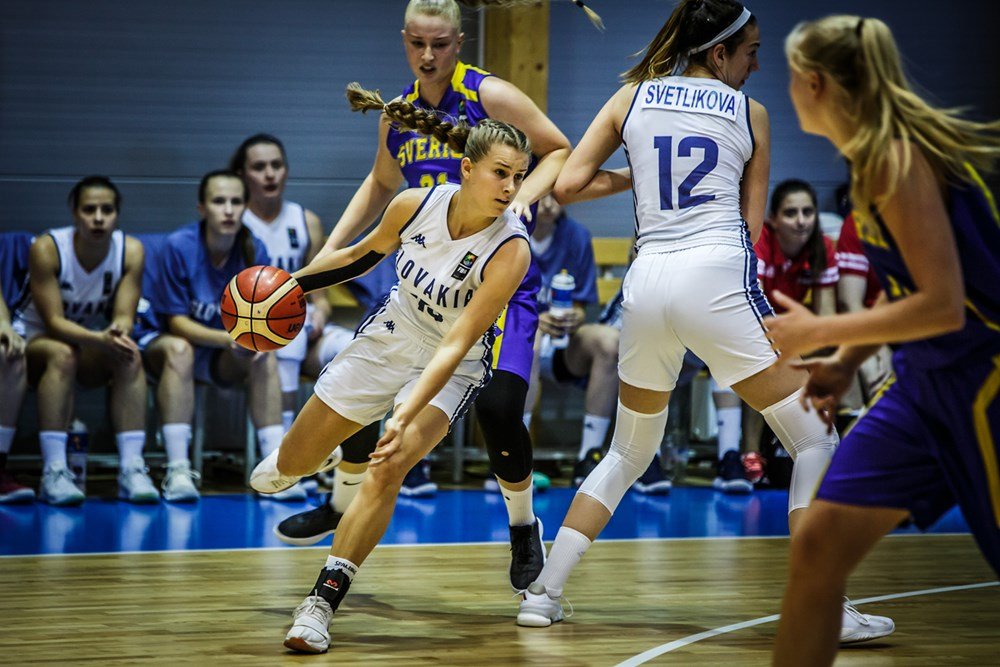 Mladé Slovenky dosiahli na ME prvú výhru, skvelá Kováčiková siahala na triple-double