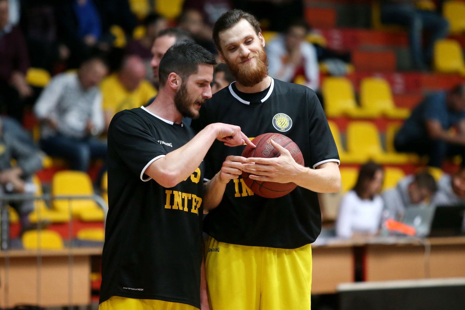 BK Inter Bratislava vs. BC Prievidza, Marek Kozlík (55) a Tomáš Mrviš (31) (Foto: Vladimír Dorňák)
