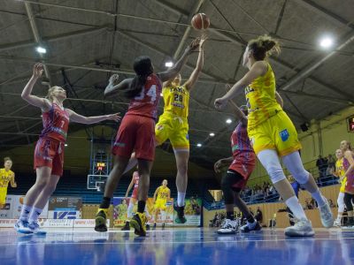 Young Angels skúšajú Američanky, Lawrence má na chrbte anjelské krídla
