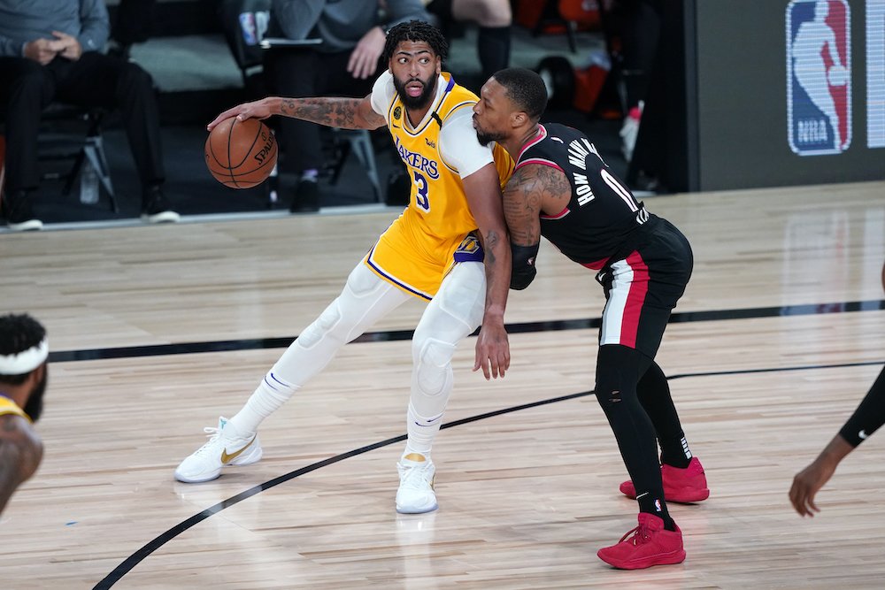 Anthony Davis (3) vs. Damian Lillard (0) (Foto: TASR/AP)