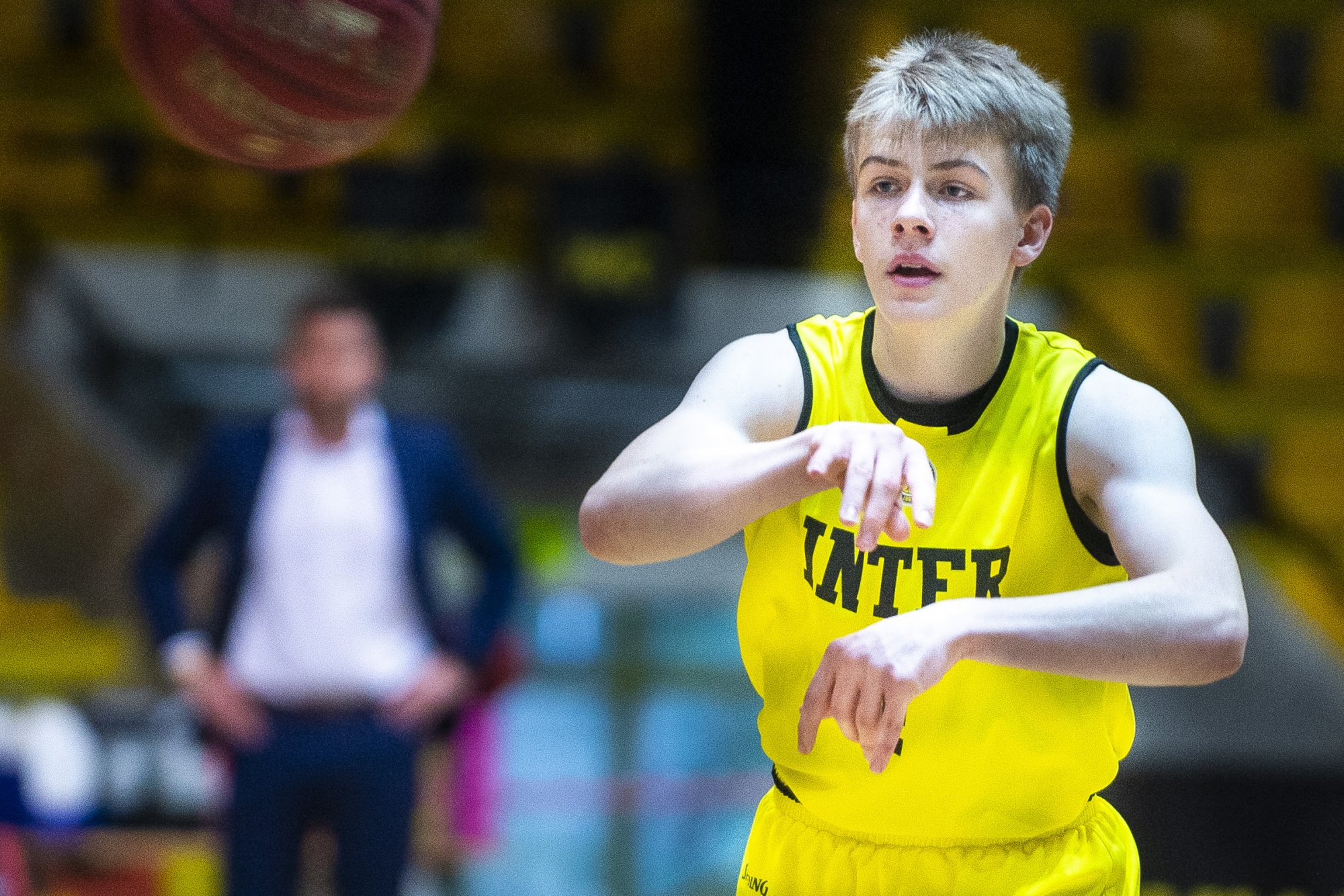 Keď 16-ročný chlapec oberá profíka o loptu… Úžasný triumf, pochvaľoval si výhru nad SNV kouč Interu