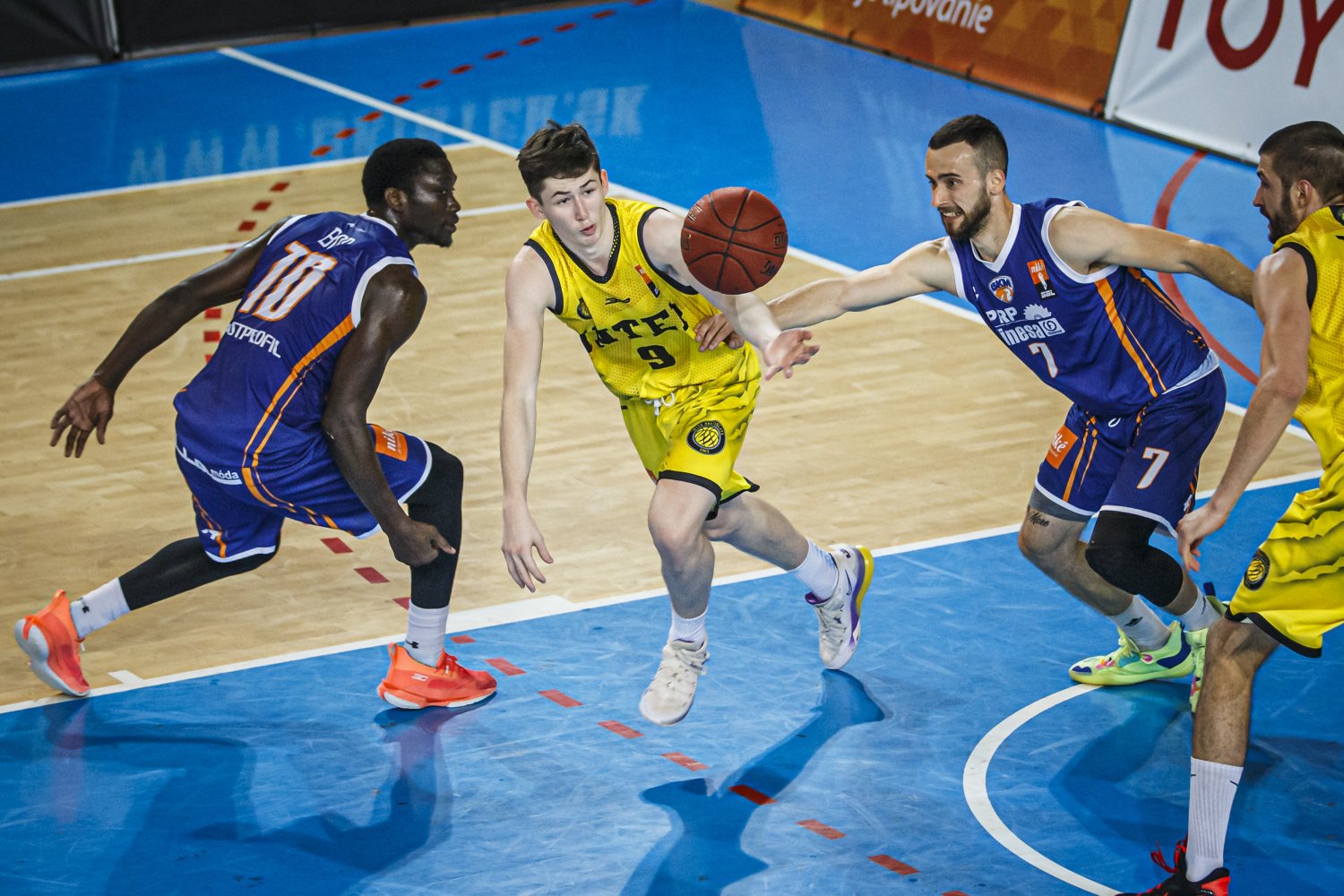 Inter Bratislava vs. BKM Lučenec, Matúš Malovec (9) (Foto: Vladimír Dorňák)