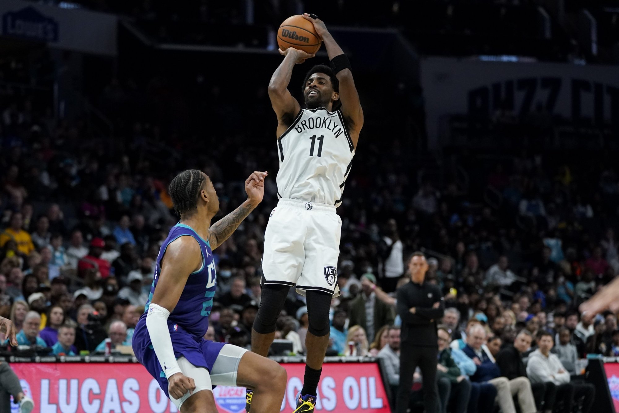 VIDEO: Kyrie Irving sa pripomenul 50 bodmi s famóznou streľbou