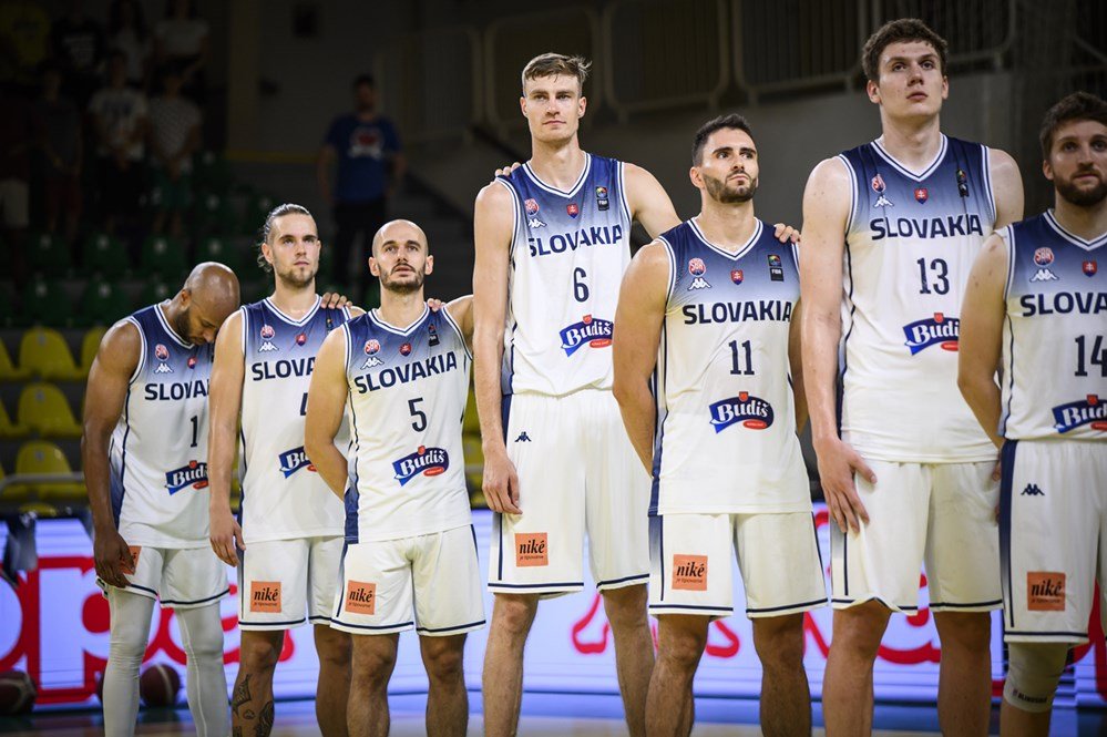 Komentár: Mužský basketbal klesol znova na dno