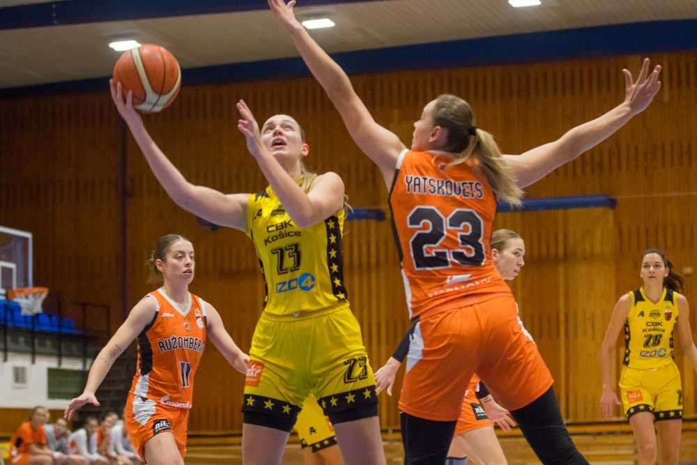 CBK Košice vs. MBK Ružomberok, Natália Tomajková (23) vs. Oľga Jackovec (23) (Foto: Jäzva)