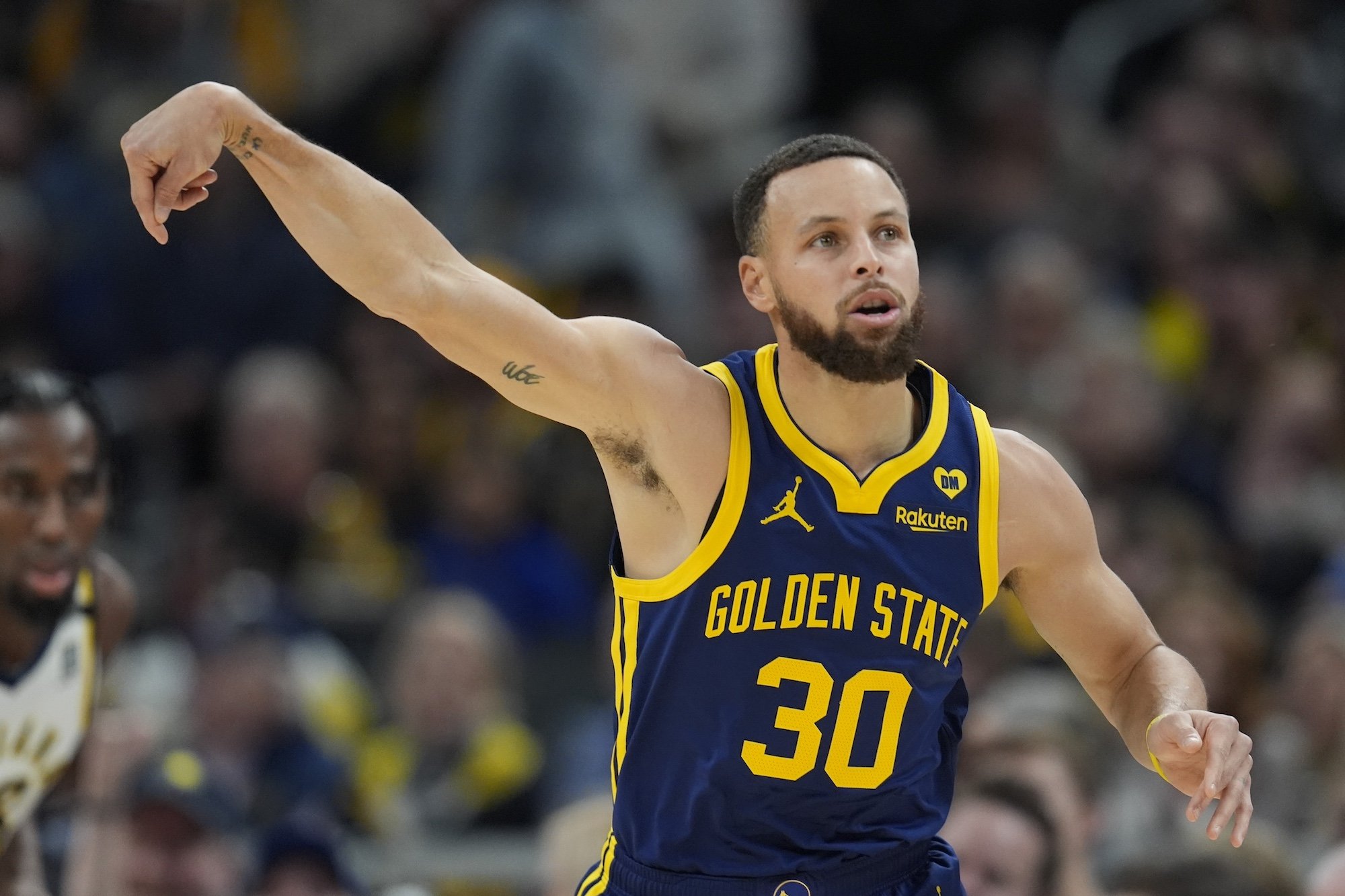 VIDEO: Fantastický Curry potiahol Golden State 11 trojkami