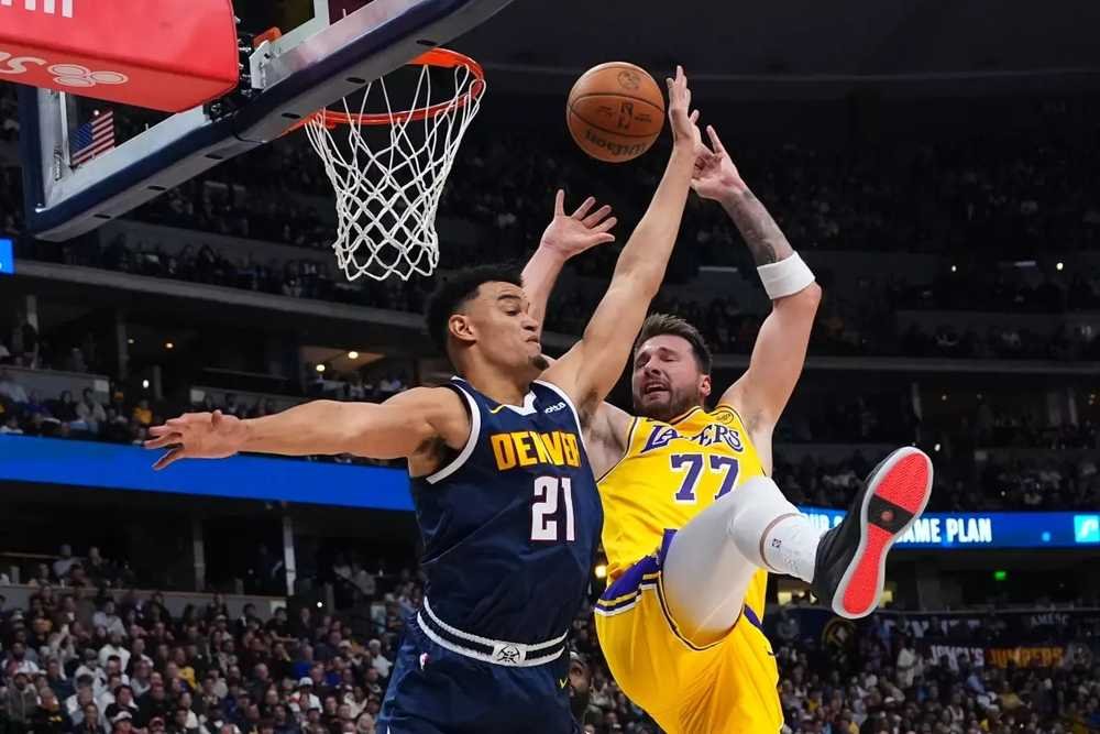 VIDEO: Luka Dončič 38-bodovým triple-double doviedol Lakers k výhre s Nuggets