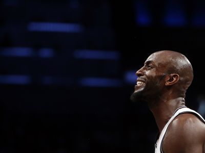 Timberwolves poctia Kevina Garneta vyvesením dresu