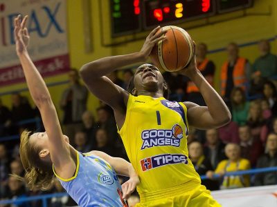 Bärová v Good Angels skončila, Langhornová príde v piatok