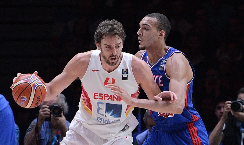 Hráčom vládol Gasol, ale aj Valanciunas a Veselý so Satoranským