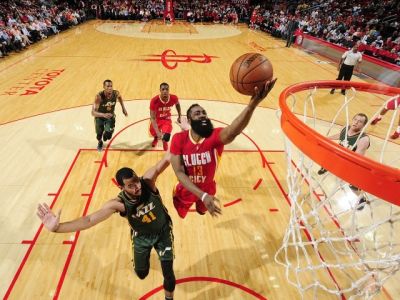Houston zdolal Utah vďaka 33 bodom Hardena, Bulls víťazne šiestykrát v rade