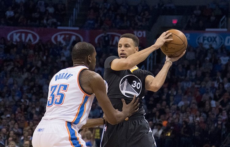 Golden State v play off, Curry láme rekordy