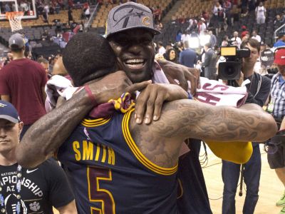 Cavs bez problémov do finále, James prekonal legendy