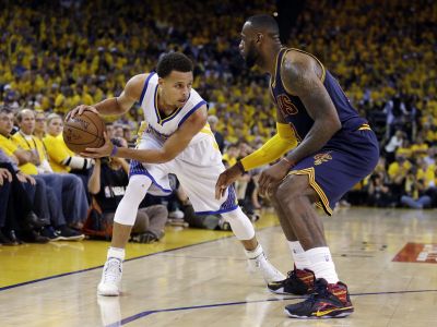 Obháji titul Curry s Golden State, alebo sa dočká LeBron v Clevelande?